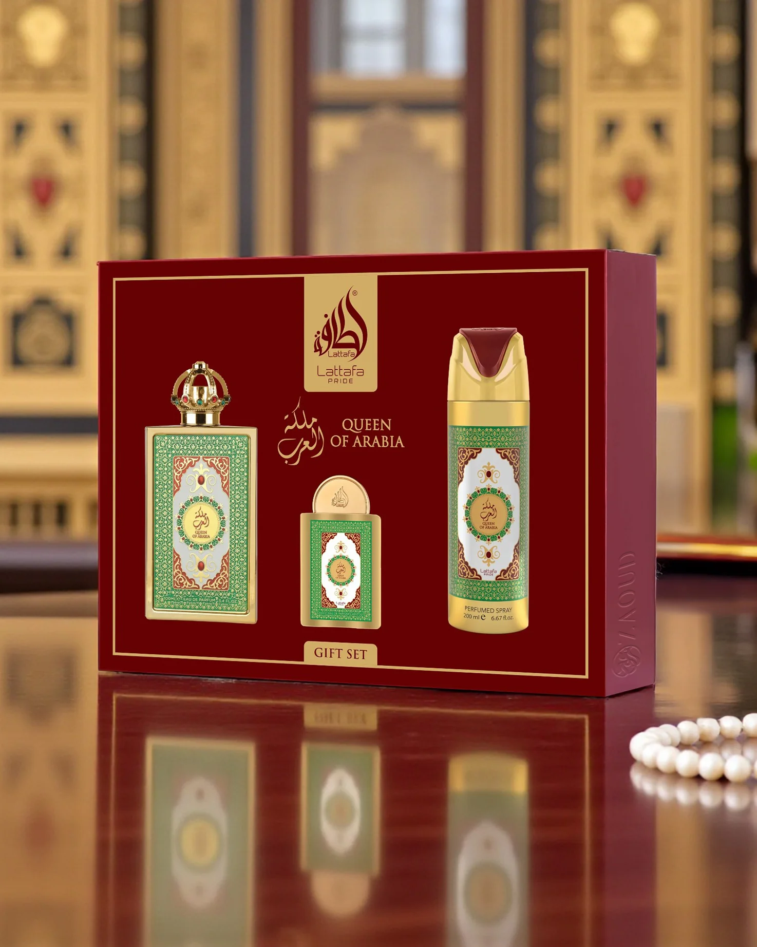 Estuche de perfume árabe con frasco dorado sobre fondo rojo